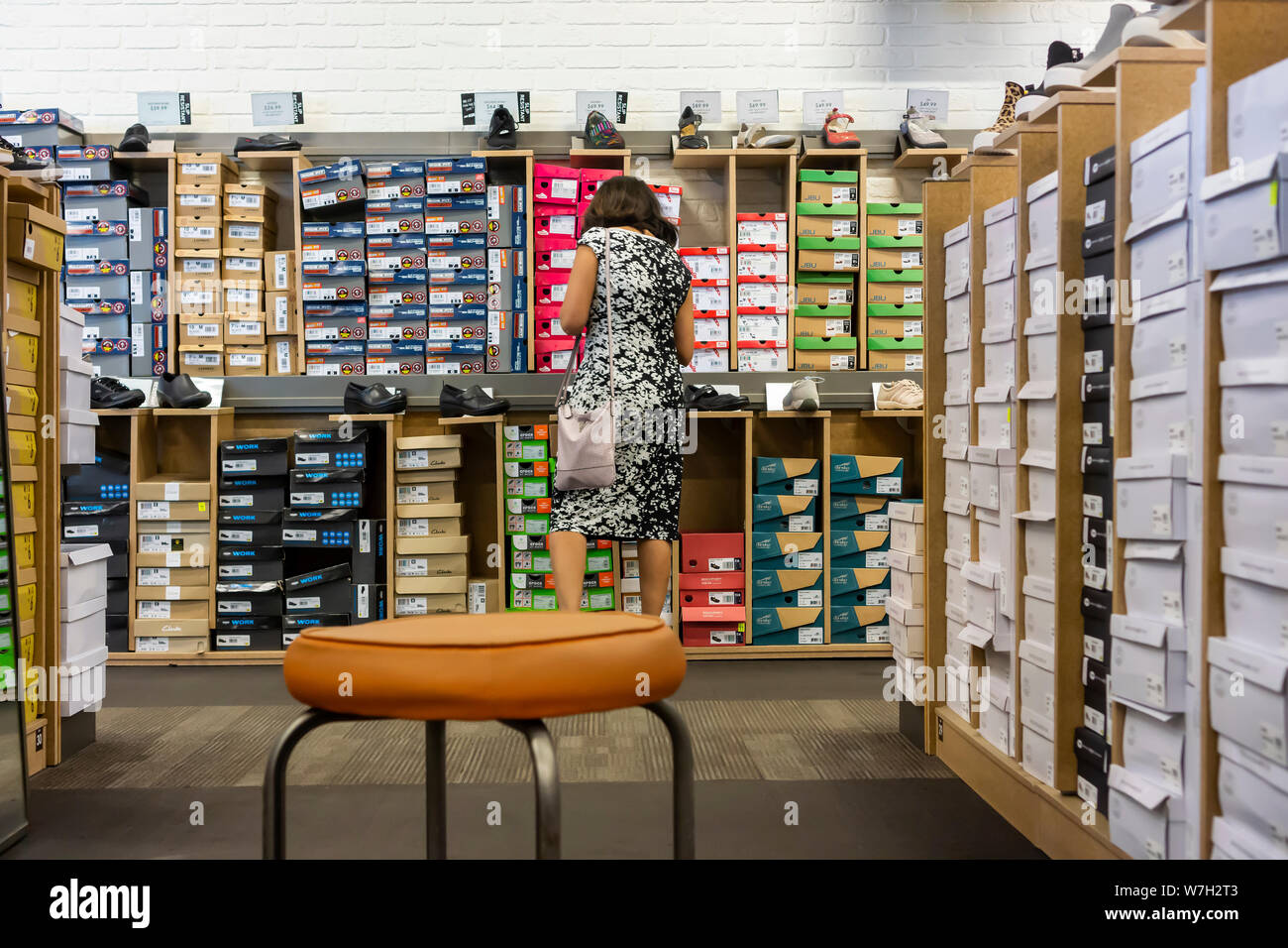 Käufer in einem Dsw shoe Store in der Herald Square in New York am Freitag, 2. August 2019. Schuhe wird erwartet, ein Opfer der eskalierenden Handelskrieg mit China zu sein, da 70% der Schuhe in den USA verkauft werden, die aus China importiert. (© Richard B. Levine) Stockfoto
