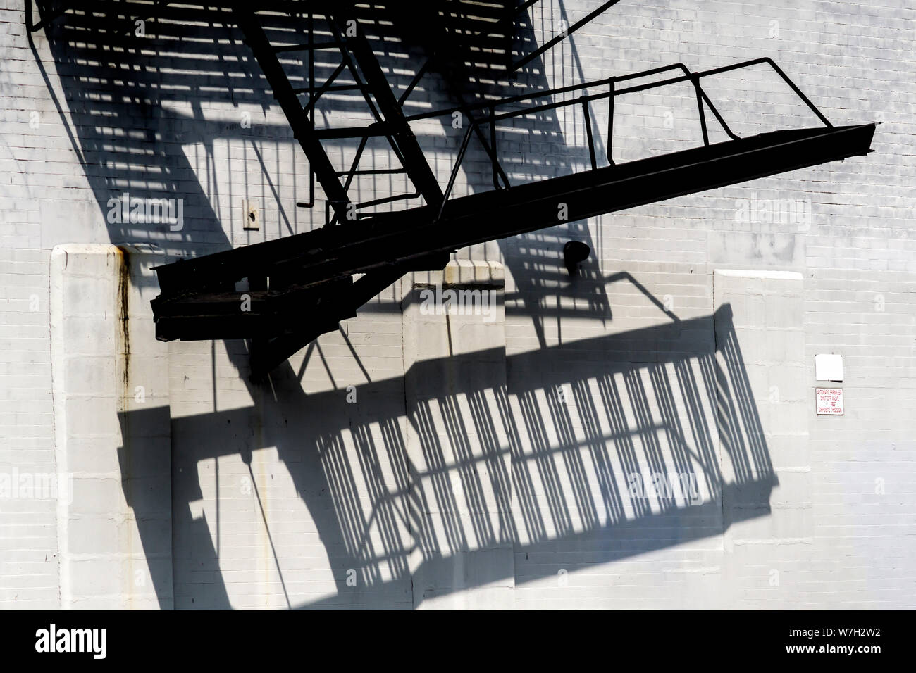 Notausgang mit ihren Schatten auf die Fassade eines Gebäudes im Stadtteil Park Slope in Brooklyn in New York am Sonntag, 28. Juli 2019. (© Richard B. Levine). Stockfoto