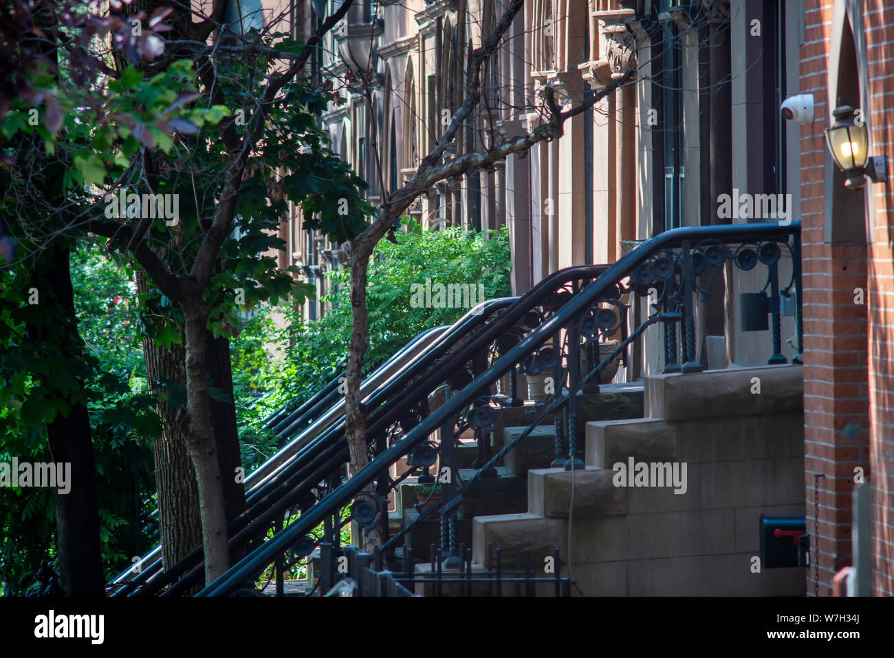 Reihe von backsteingebäuden in der familienfreundlichen, trendigen Stadtteil Park Slope in Brooklyn in New York am Sonntag, 28. Juli 2019. (© Richard B. Levine) Stockfoto