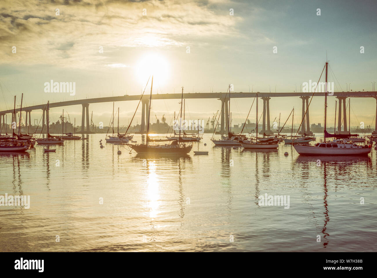 Boote im Hafen von San Diego und die Coronado Bridge. Coronado, Kalifornien, USA. Nach Sonnenaufgang fotografiert. Stockfoto