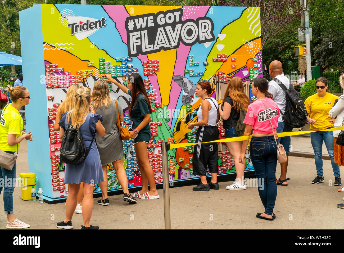 Besucher zum Flatiron Plaza in Mondelez InternationalÕs Trident Branding Event teilnehmen, berechtigen ÒWe FlavorÓ erhielt am Mittwoch, 31. Juli 2019. Itera berichtet im zweiten Quartal Ergebnis, dass analystsÕ Erwartungen erfüllt. (© Richard B. Levine) Stockfoto Besucher zum Flatiron Plaza in Mondelez InternationalÕs Trident Branding Event teilnehmen, berechtigen ÒWe FlavorÓ erhielt am Mittwoch, 31. Juli 2019. Itera berichtet im zweiten Quartal Ergebnis, dass analystsÕ Erwartungen erfüllt. (© Richard B. Levine) Stockfoto