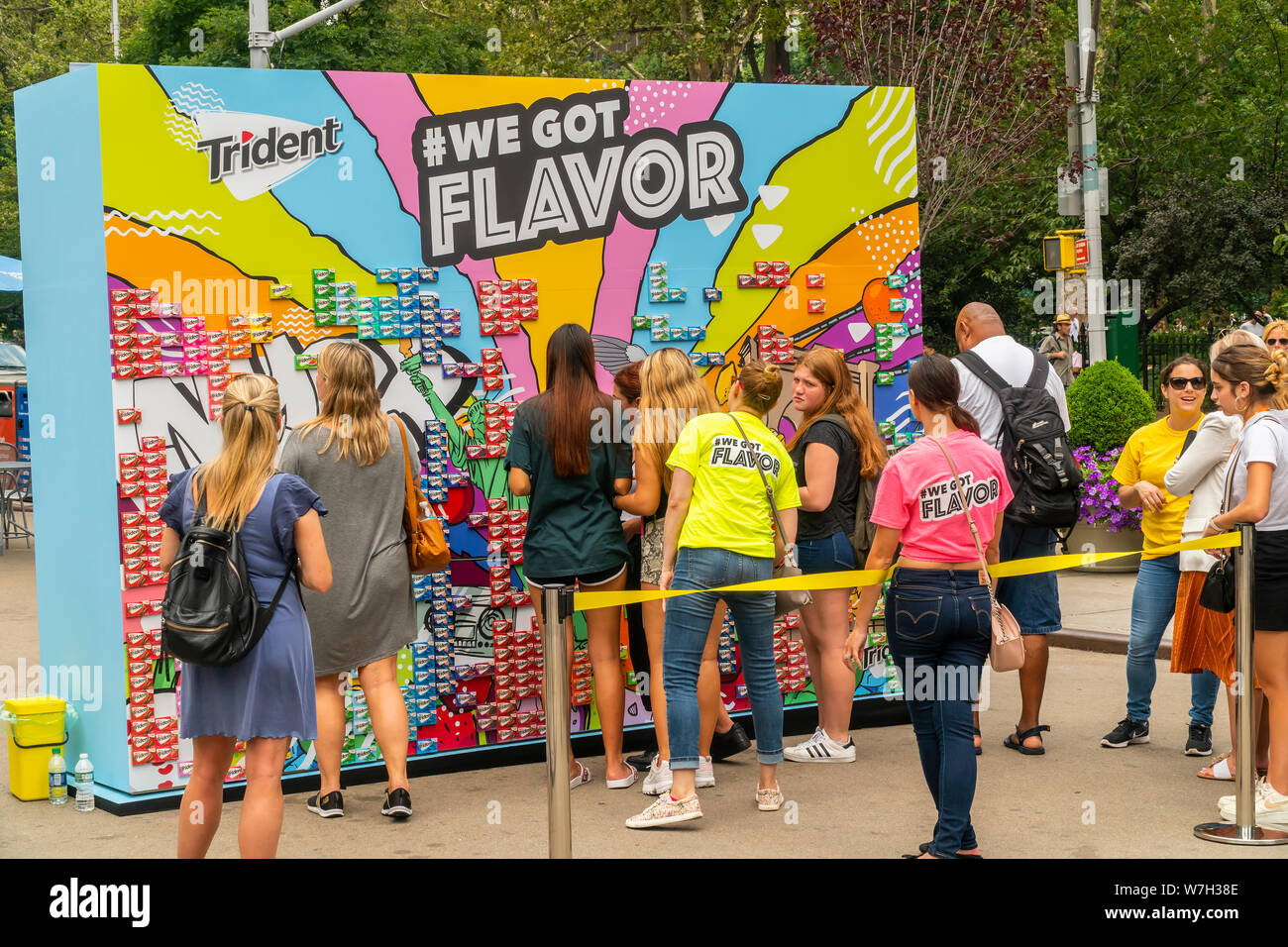 Besucher zum Flatiron Plaza in Mondelez International Trident Branding Event teilnehmen, berechtigen "Wir haben Geschmack" am Mittwoch, den 31. Juli 2019. Itera berichtet mit dem erzielten Ergebnis im zweiten Quartal die Erwartungen der Analysten erfüllt. (© Richard B. Levine) Stockfoto Besucher zum Flatiron Plaza in Mondelez International Trident Branding Event teilnehmen, berechtigen "Wir haben Geschmack" am Mittwoch, den 31. Juli 2019. Itera berichtet mit dem erzielten Ergebnis im zweiten Quartal die Erwartungen der Analysten erfüllt. (© Richard B. Levine) Stockfoto