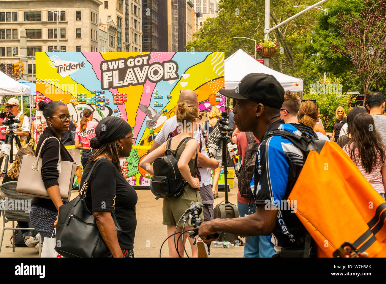 Besucher zum Flatiron Plaza in Mondelez InternationalÕs Trident Branding Event teilnehmen, berechtigen ÒWe FlavorÓ erhielt am Mittwoch, 31. Juli 2019. Itera berichtet im zweiten Quartal Ergebnis, dass analystsÕ Erwartungen erfüllt. (© Richard B. Levine) Stockfoto