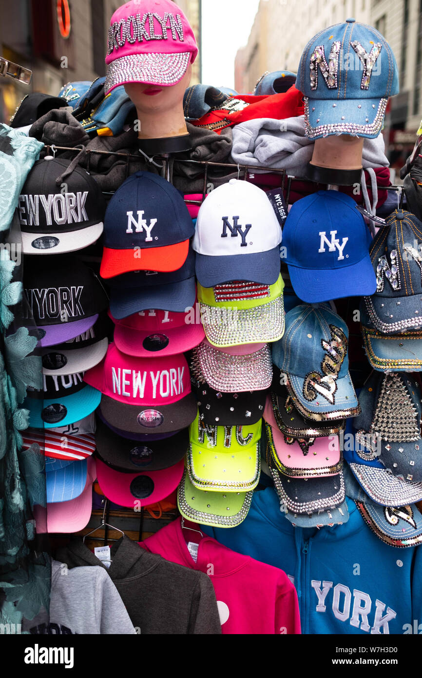 Ein Verkauf von Stall NYC SOUVENIR Baseball Caps und Kleidung in den Straßen von New York Stockfoto