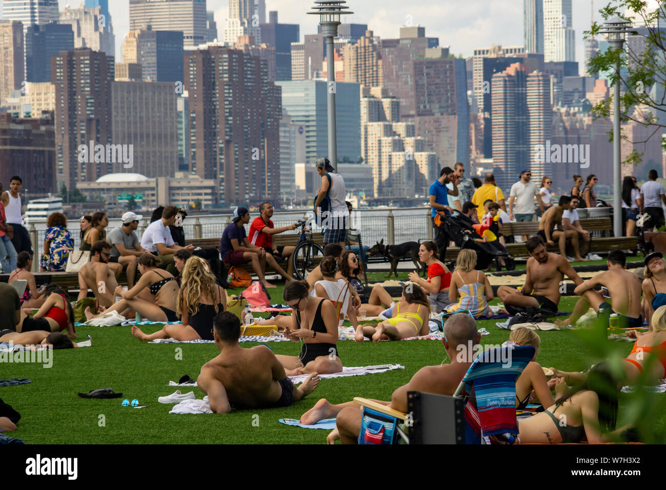 Millennials Menge Domino Park in der Nähe von Williamsburg in Brooklyn in New York in der Sonne am Sonntag zu backen, 4. August 2019. (© Richard B. Levine) Stockfoto