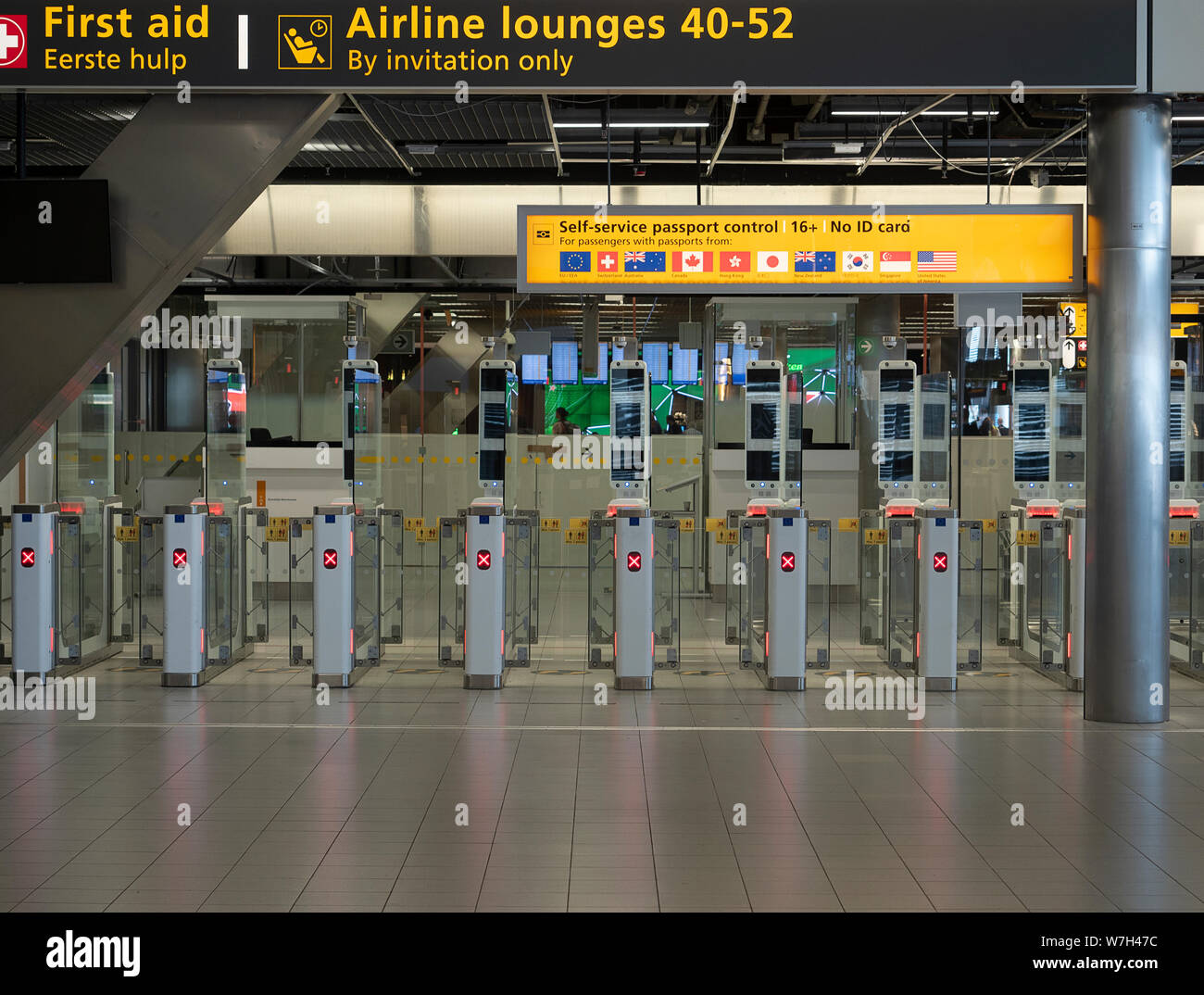 Self-Service Passkontrolle Gates an einem Flughafen Stockfoto