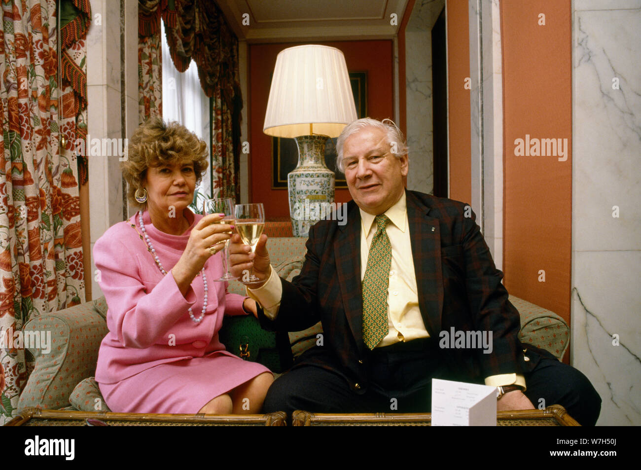 Humorist und Schauspieler Peter Ustinov und seine Frau Helene du Lau d'Allemans in London in England in Großbritannien im Vereinigten Königreich Großbritannien Stockfoto