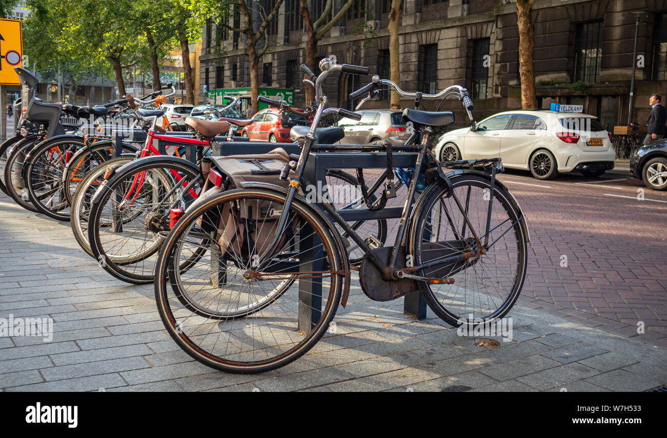 Rotterdam, Niederlande. Juni 26, 2019. Fahrräder auf einem Bürgersteig in der Innenstadt geparkt Stockfoto