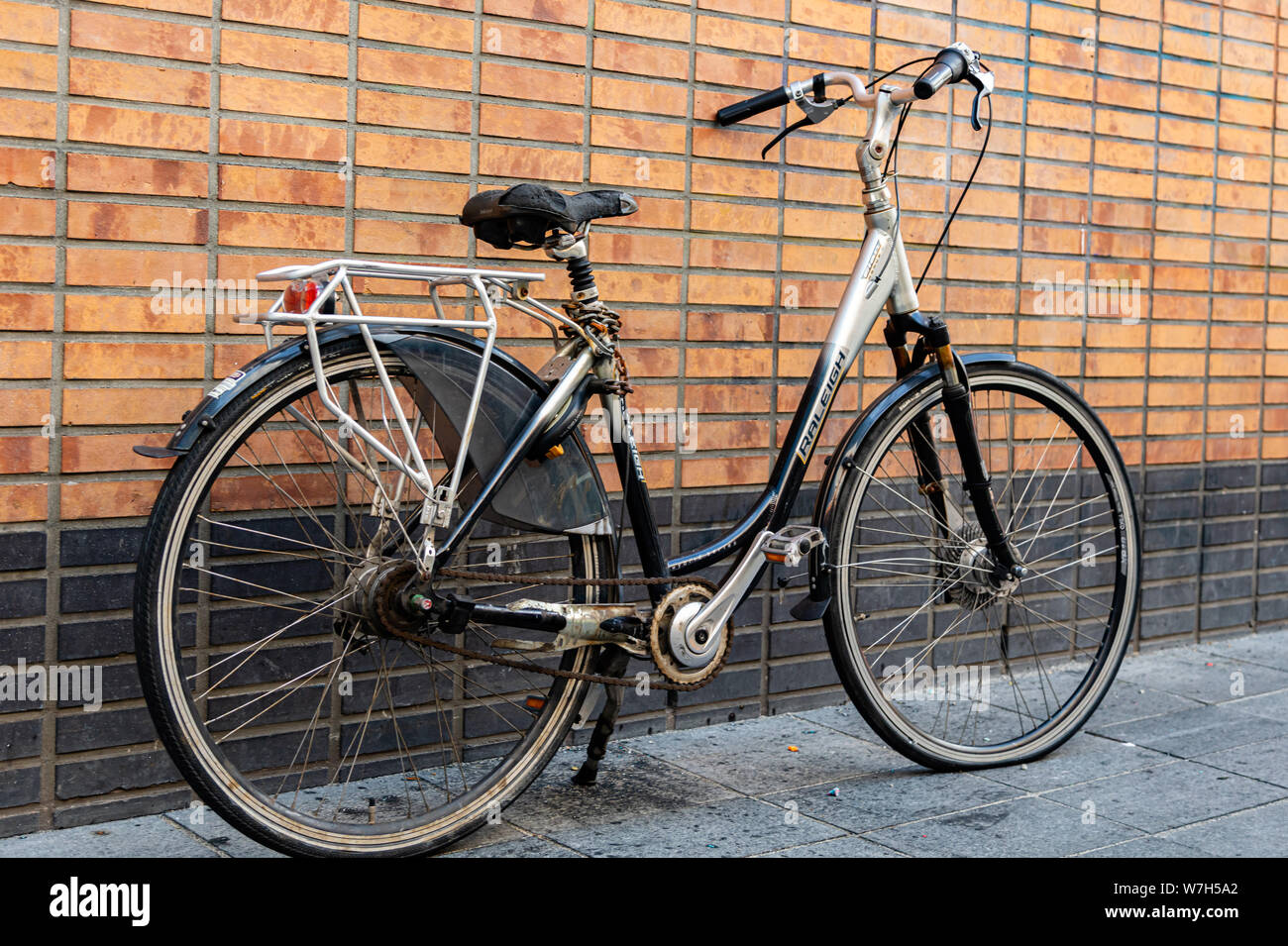 Rotterdam, Niederlande. Juni 30, 2019. Mit dem Fahrrad auf dem Bürgersteig in der Innenstadt geparkt Stockfoto