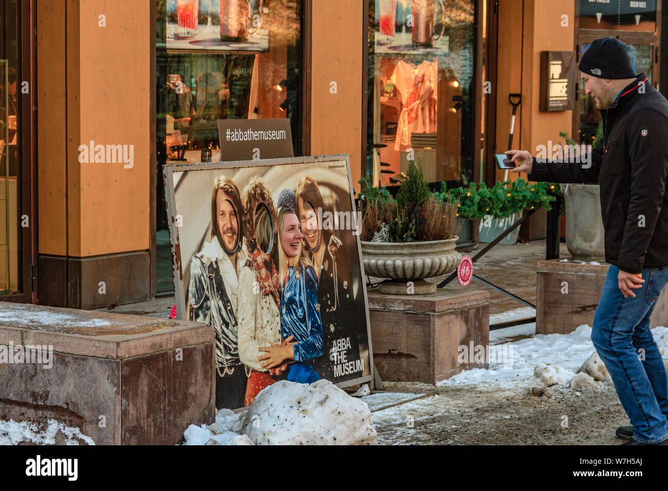 Touristen, die ein Erinnerungsfoto vor dem ABBA-Museum in Stockholm, Schweden. Januar 2019. Stockfoto