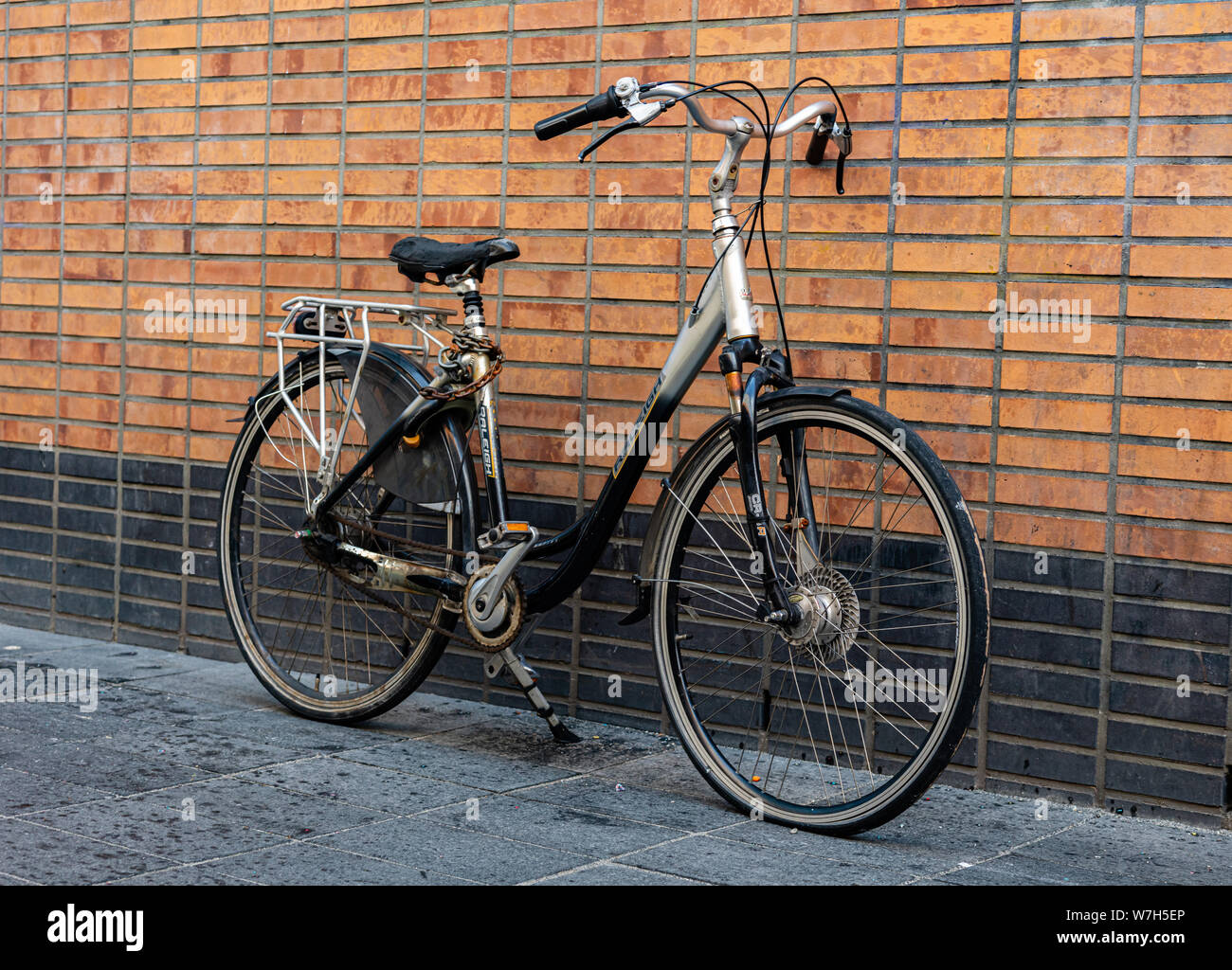 Rotterdam, Niederlande. Juni 30, 2019. Mit dem Fahrrad auf dem Bürgersteig in der Innenstadt geparkt Stockfoto