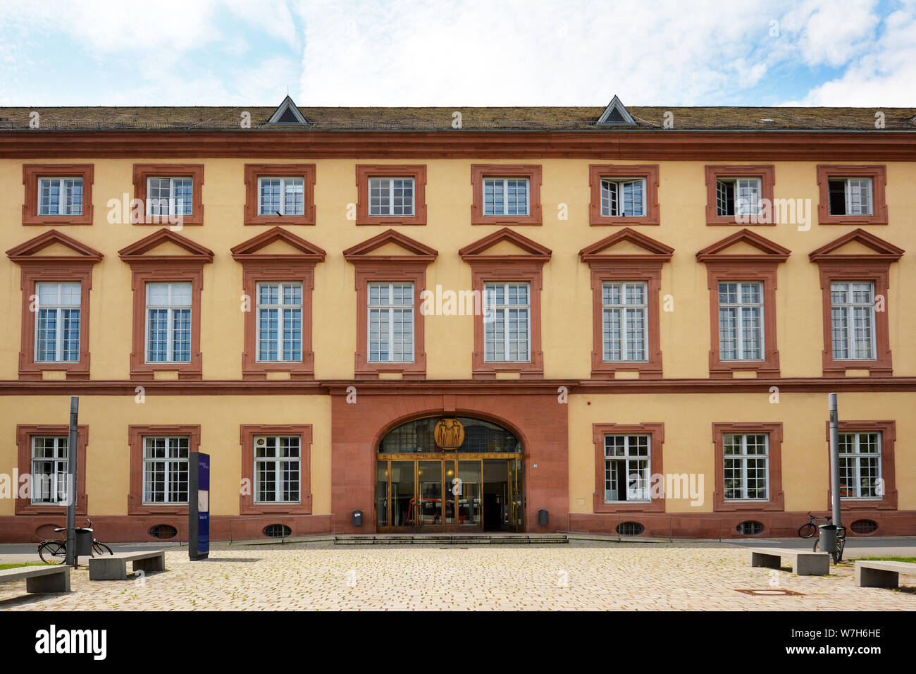 Fassade mit Haupteingang der alten historischen Gebäude der öffentlichen Forschung Universität Mannheim Stockfoto
