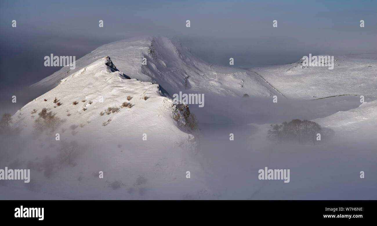 Parkhaus Hügel und Chrom Hügel entstehen durch den Nebel, Earl Strendale, England Stockfoto