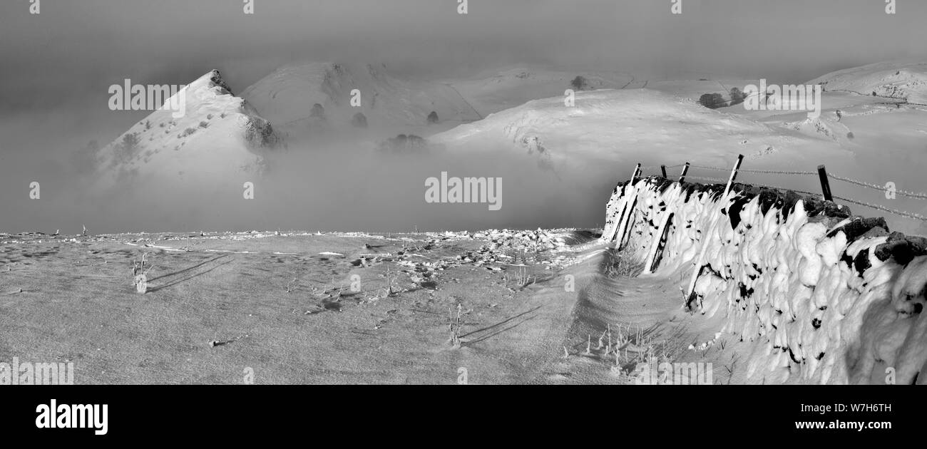 Parkhaus Hügel entstehen durch den Nebel. Von Hitter Hill in der Nähe von Earl Sterndale, England genommen Stockfoto