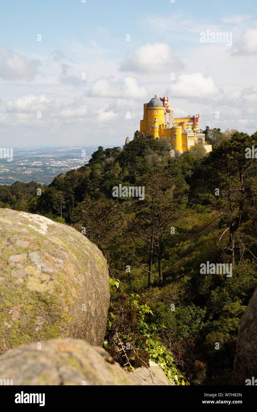 Weiter Sie nach Lissabon finden Sie Sintra, das berühmt ist für seine Burg Palácio Nacional da Pena den Gärten ist Stockfoto
