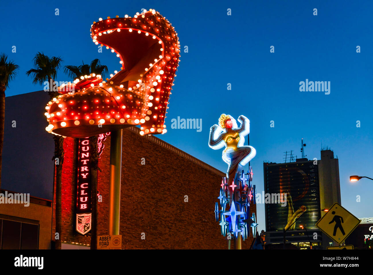 Beleuchtete neon Schuh Zeichen auf der Fremont Street, Downtown Las Vegas Stockfoto