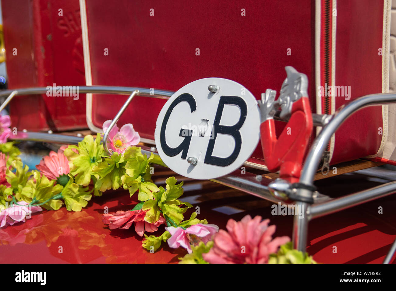 Einen Oldtimer Dachgepäckträger mit alten Blumen einen Koffer und ein GB-Aufkleber Stockfoto