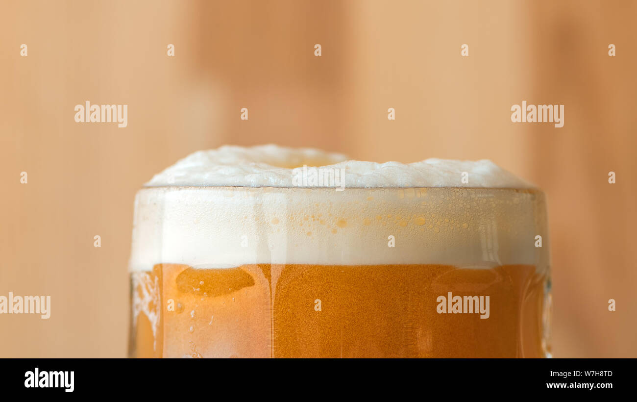 Bier Kopf oder Kragen, cremiger Schaum auf Trinken in traditionellen Glas Tasse serviert. Stockfoto