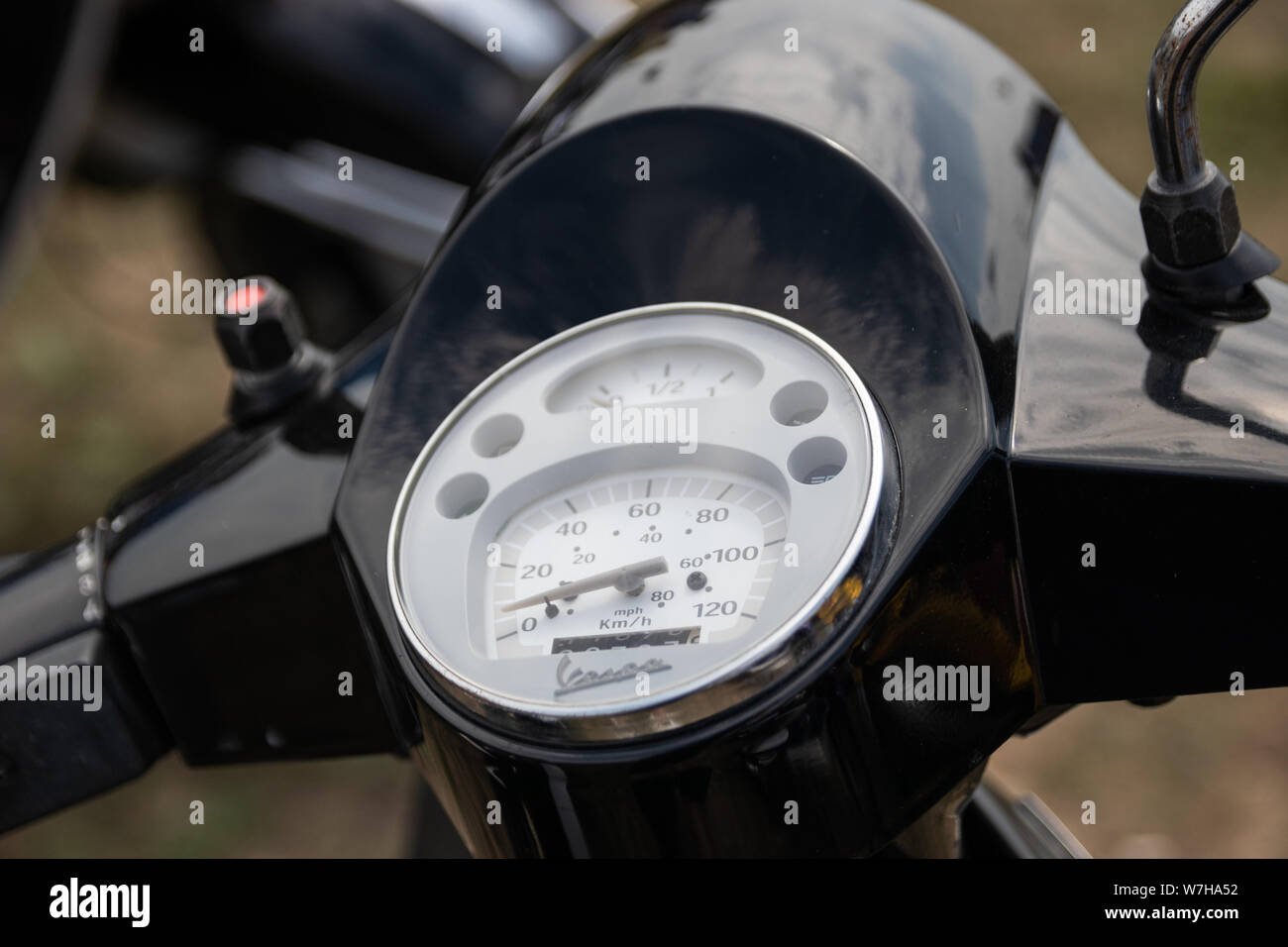 Eine Nahaufnahme von einem Geschwindigkeitsmesser und Kilometerzähler auf einem Oldtimer Roller oder Moped Stockfoto