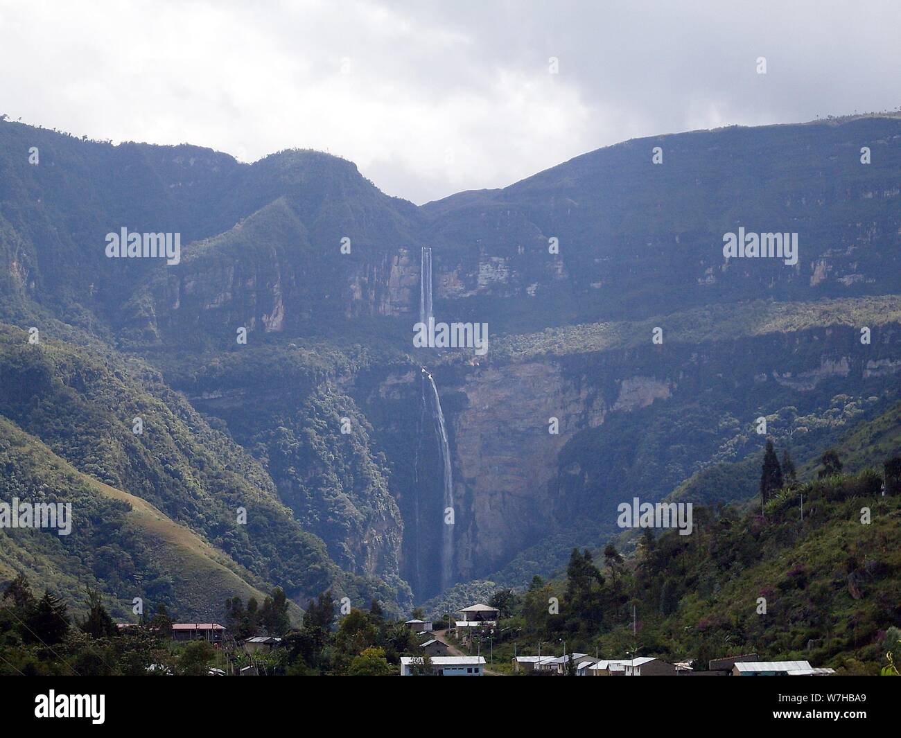Die üppige Vegetation des peruanischen Amazonas Regenwald. Gocta Wasserfall im Hintergrund. Panoramablick. Stockfoto