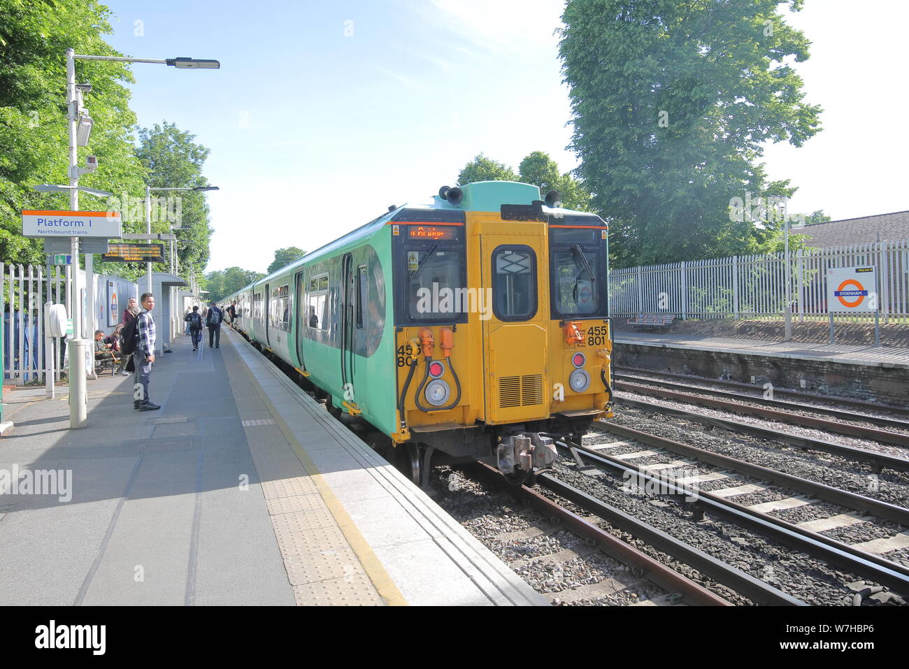 Die Menschen reisen von Southern Railway Regional Bahn in London, Großbritannien Stockfoto