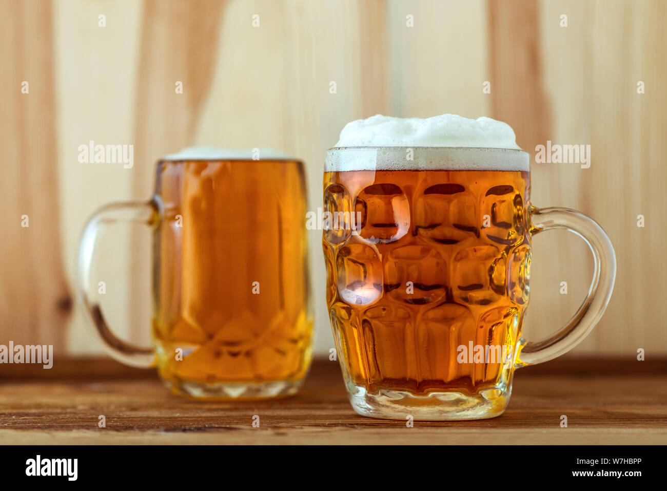 Zwei Krüge Bier am Tresen, selektiver Fokus Stockfoto