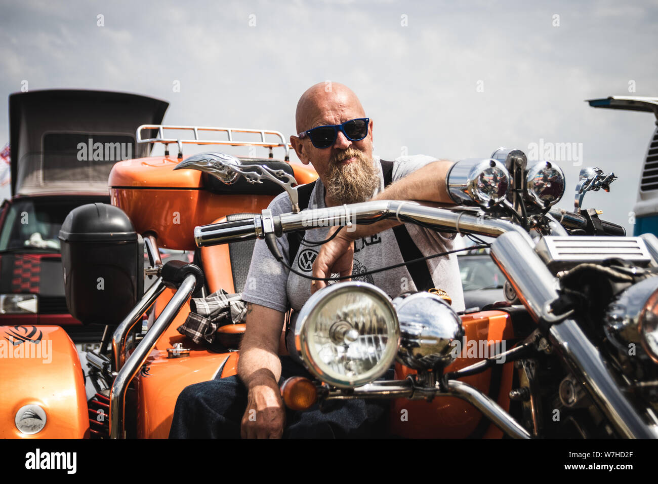 Das Porträt einer mittleren Alters Biker auf seinem Motorrad Stockfoto