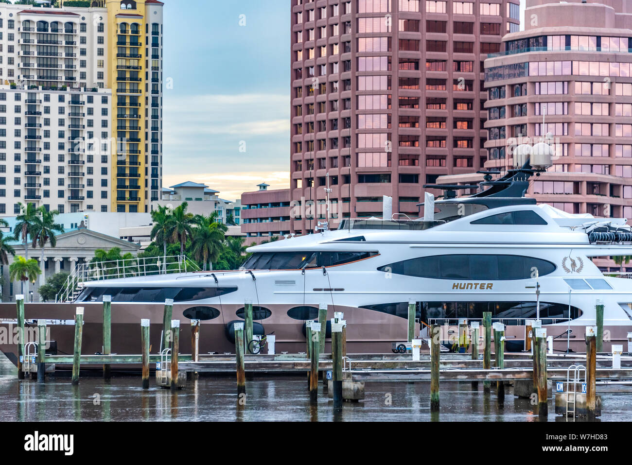 Luxus superyacht in der Stadt Hafen Yachthafen in Palm Beach, Florida, West Palm Beach Waterfront Towers im Hintergrund. (USA) Stockfoto