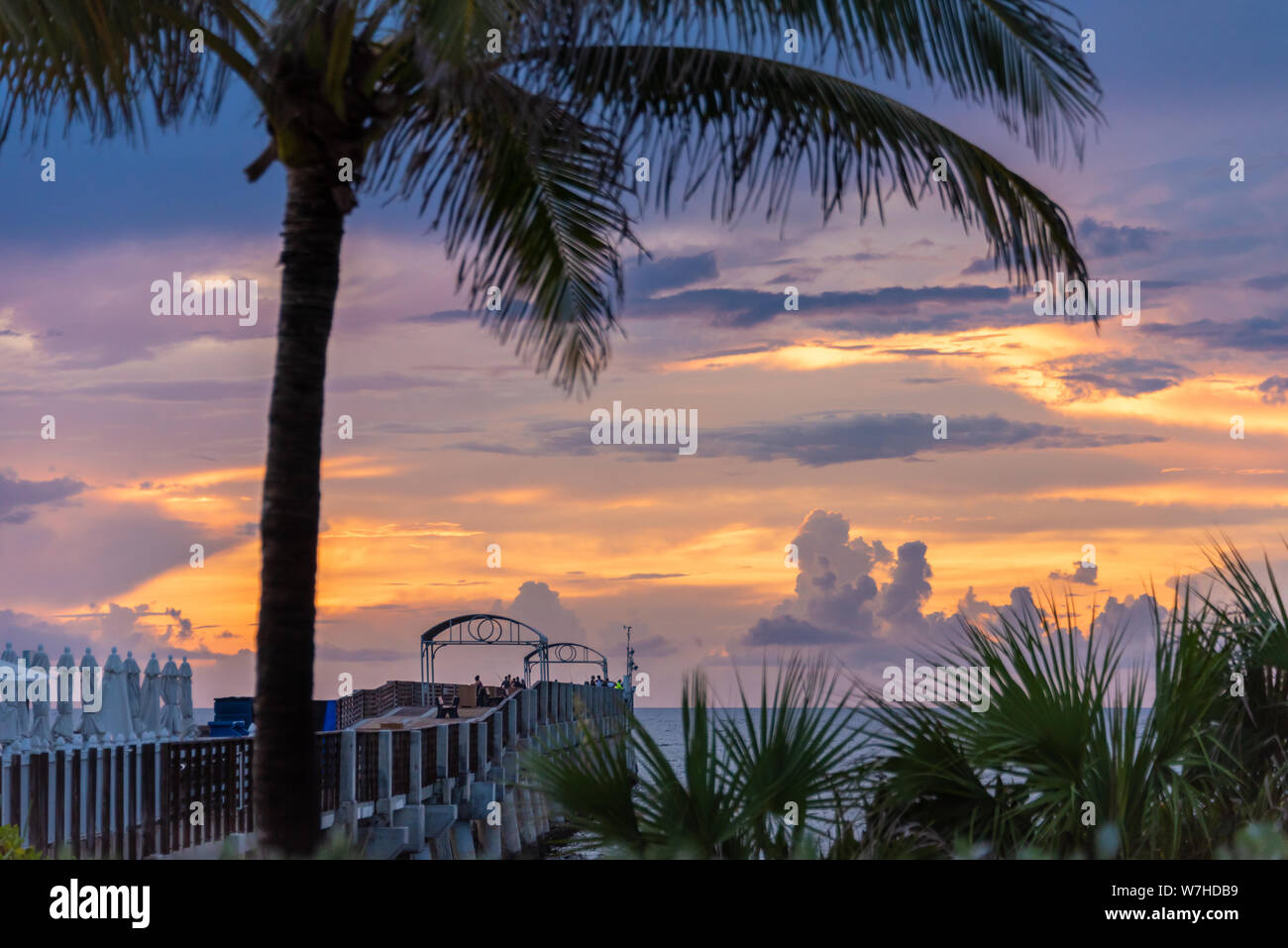 Sonnenaufgang am See wert Beach Pier in Lake Worth, Palm Beach County, Florida. (USA) Stockfoto