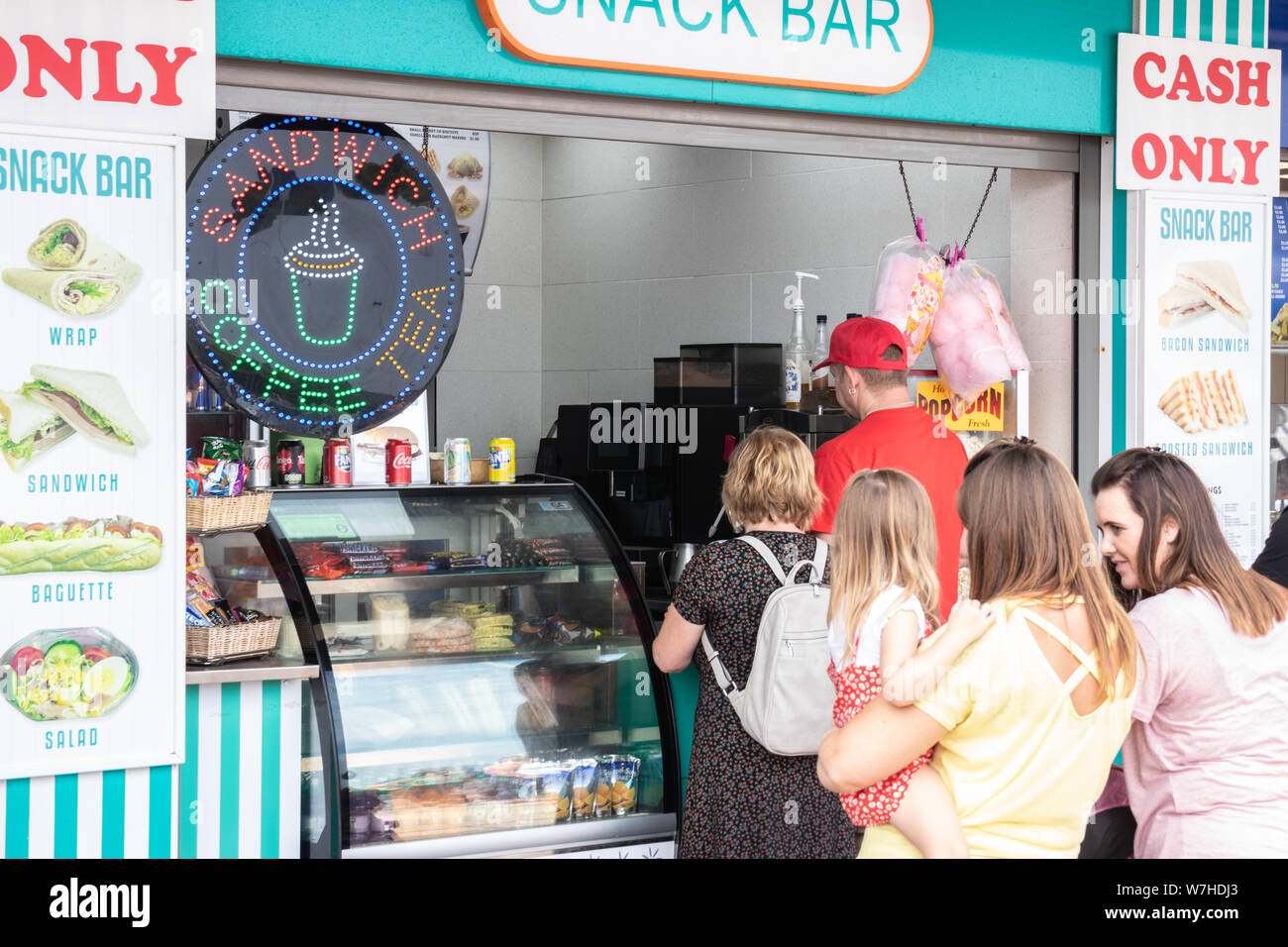 Menschen essen zu einem fast food stand am Meer zu kaufen Stockfoto