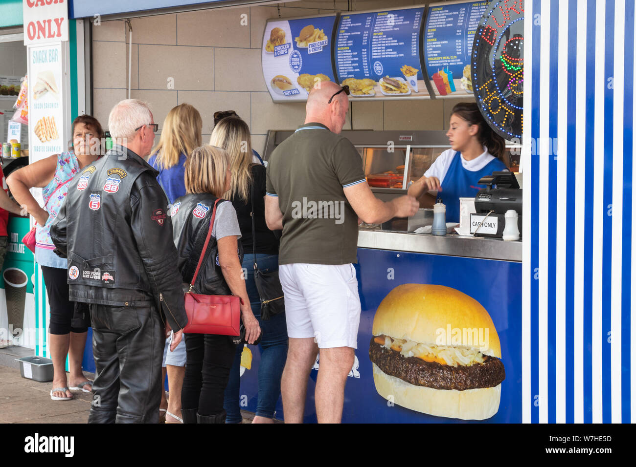 Menschen fast food am Meer im Sommer zu kaufen Stockfoto