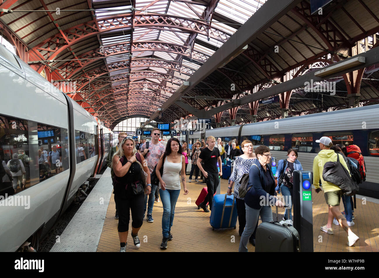 Der Hauptbahnhof von Kopenhagen Dänemark - Passagiere und Züge auf der Plattform in das Innere der Hauptbahnhof, Kopenhagen, Dänemark Europa Stockfoto