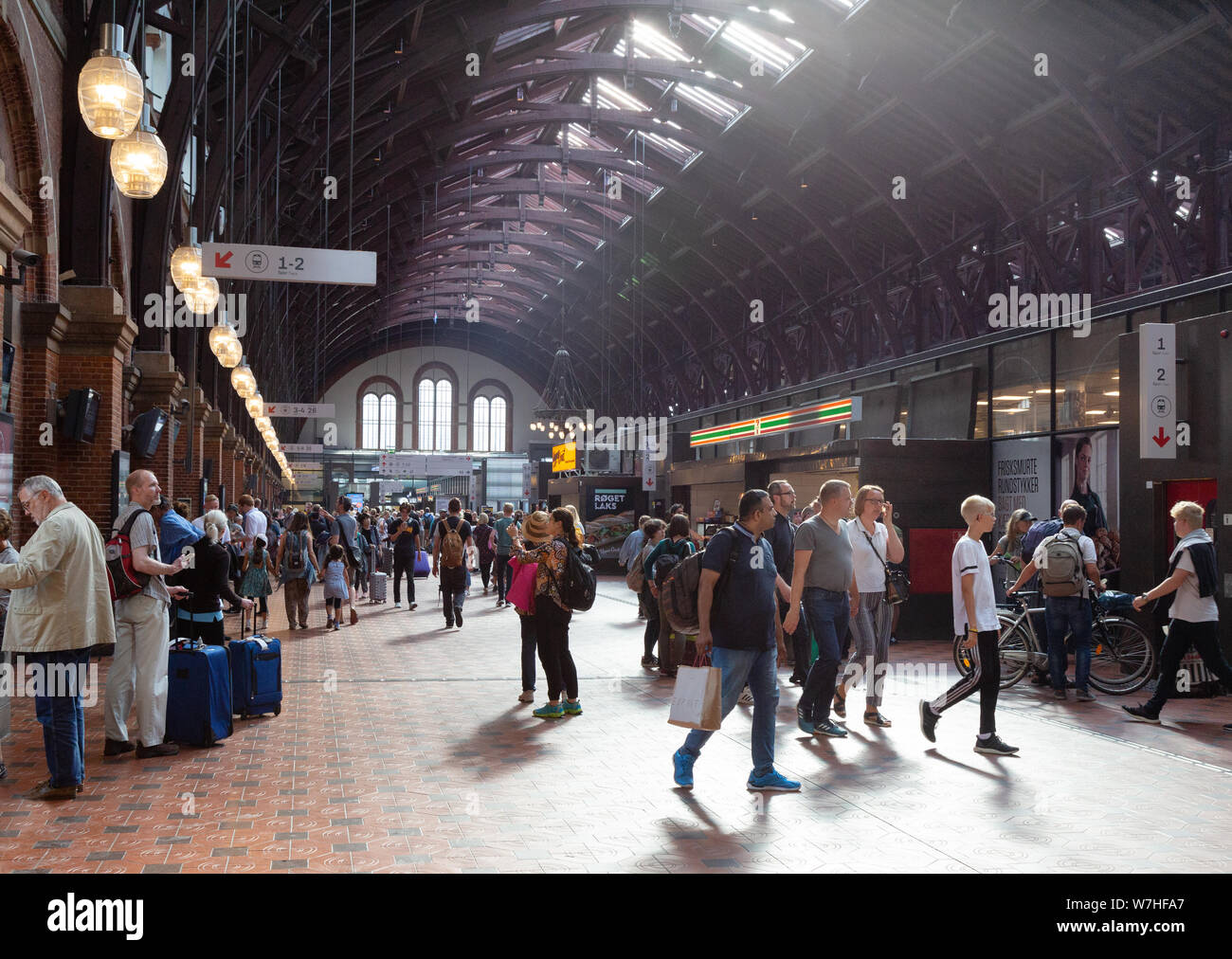 Geschäfte Am Hauptbahnhof Stockfotos Geschäfte Am