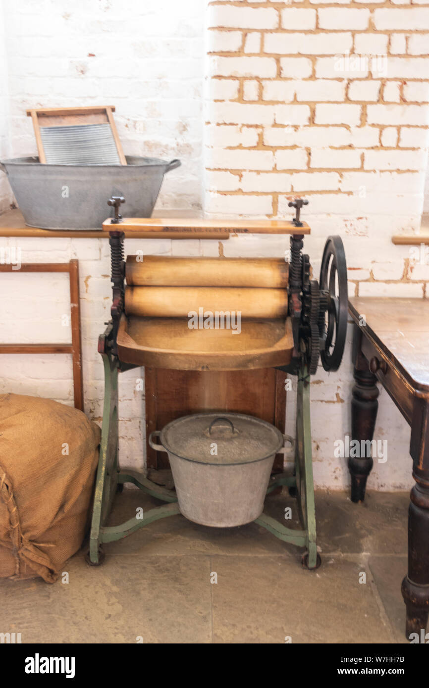 Eine alte hölzerne Waschmaschine mangle Stockfoto