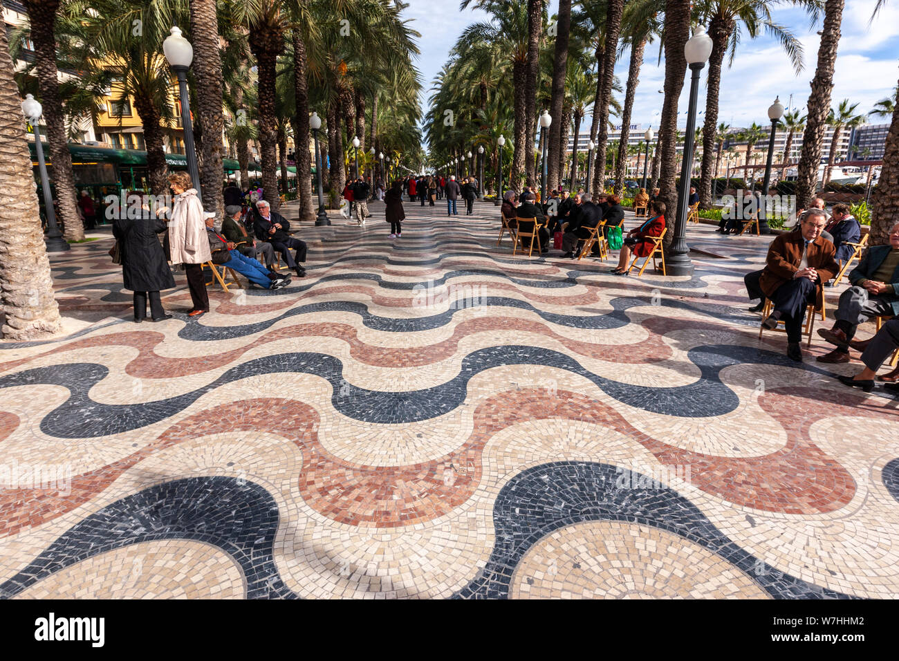 Die Promenade Explanada de España, von Palmen gesäumt, ist gepflastert mit 6,5 Millionen Marmor Fliesen, Alicante, Comunidad Valencia, Spanien Stockfoto