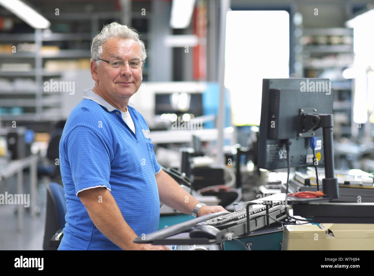 Porträt eines Arbeitnehmers in der technischen Abteilung einer Fabrik für die Produktion und den Bau der Elektronik Stockfoto