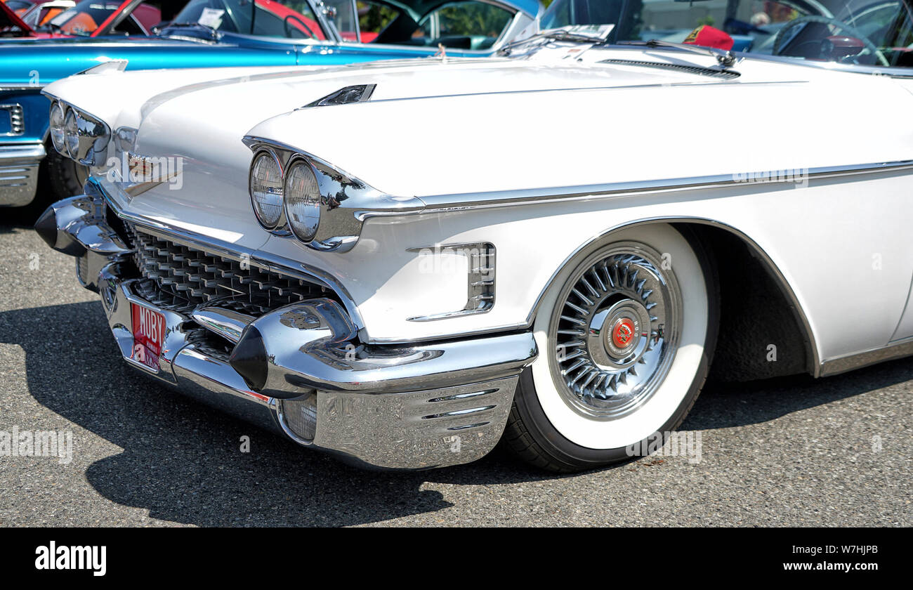 Vorderansicht eines weißen 1958 Cadillac bei einem Oldtimertreffen, Gig Harbor, Washington. 3. August 2019 Stockfoto