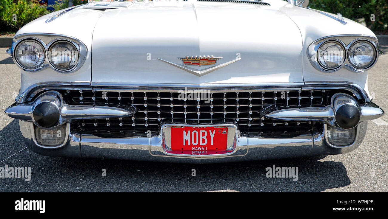 Vorderansicht eines weißen 1958 Cadillac bei einem Oldtimertreffen, Gig Harbor, Washington. 3. August 2019 Stockfoto
