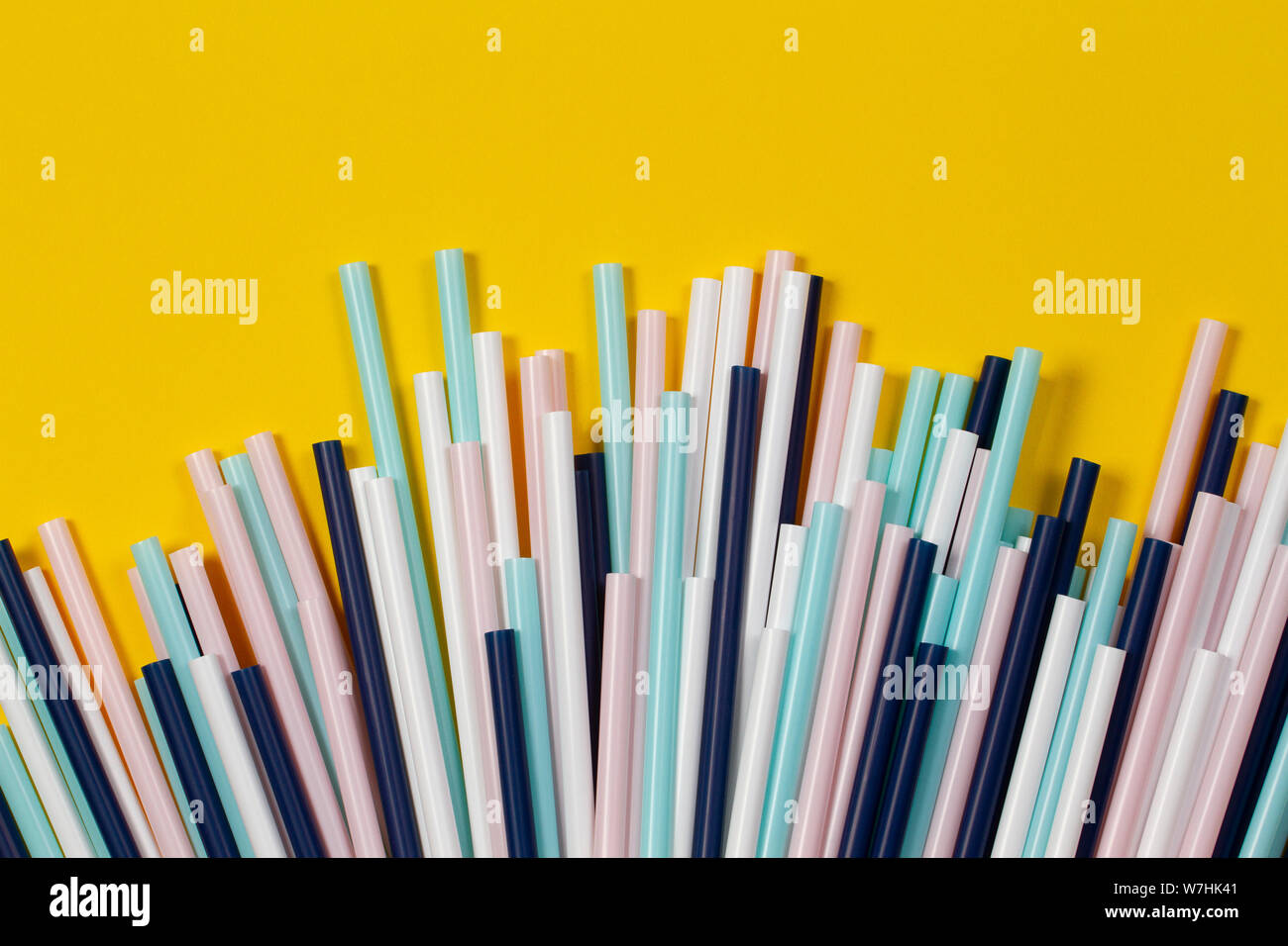 Bunte cocktail Rohre Strohhalme auf gelbem Hintergrund Stockfoto