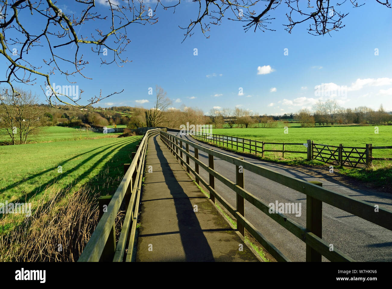 Fußgängerweg und Straße über den Fluss Avon Aue in Lacock, Wiltshire. Stockfoto