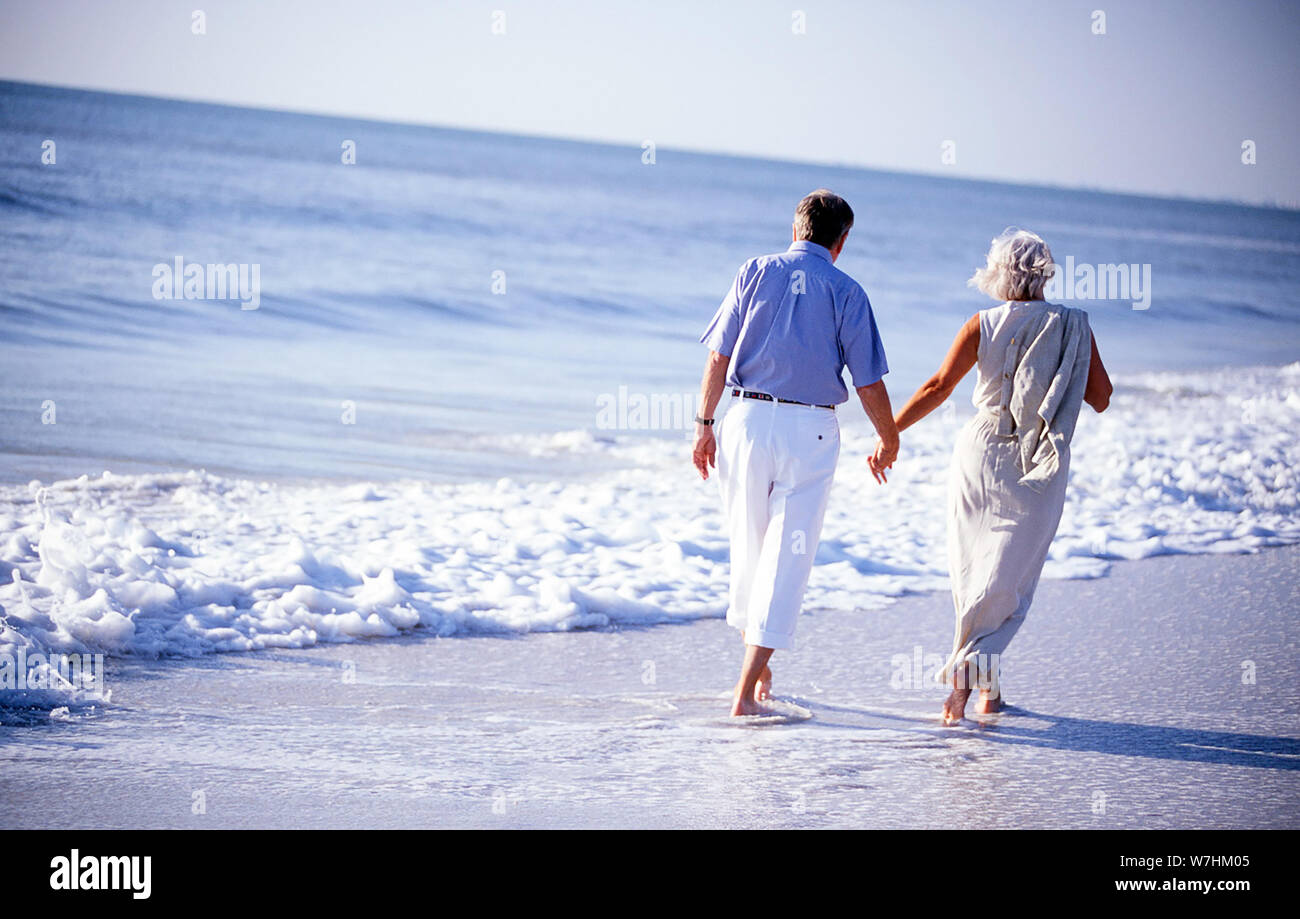Älteres Paar am Strand Stockfoto