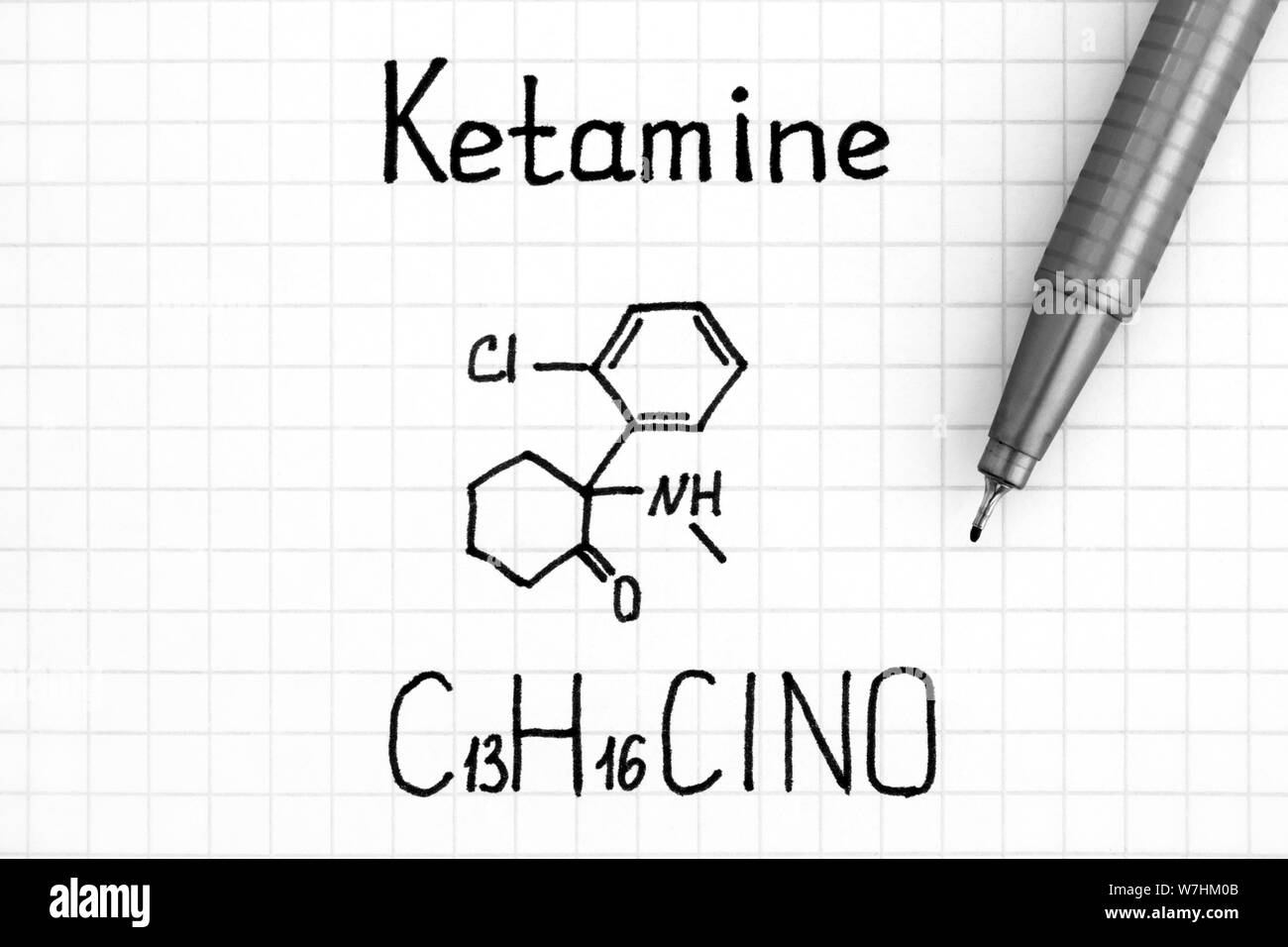 Handschrift chemische Formel von Ketamin mit Stift. Close Up. Stockfoto
