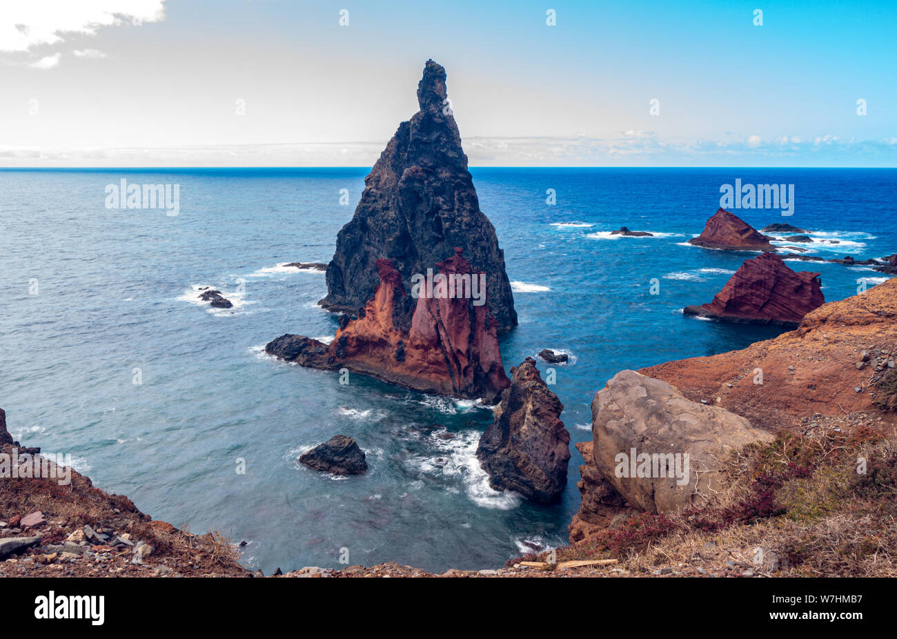Lange Belichtung Bild eines bunten Rock im Atlantischen Meer auf Madeira, Portugal Stockfoto