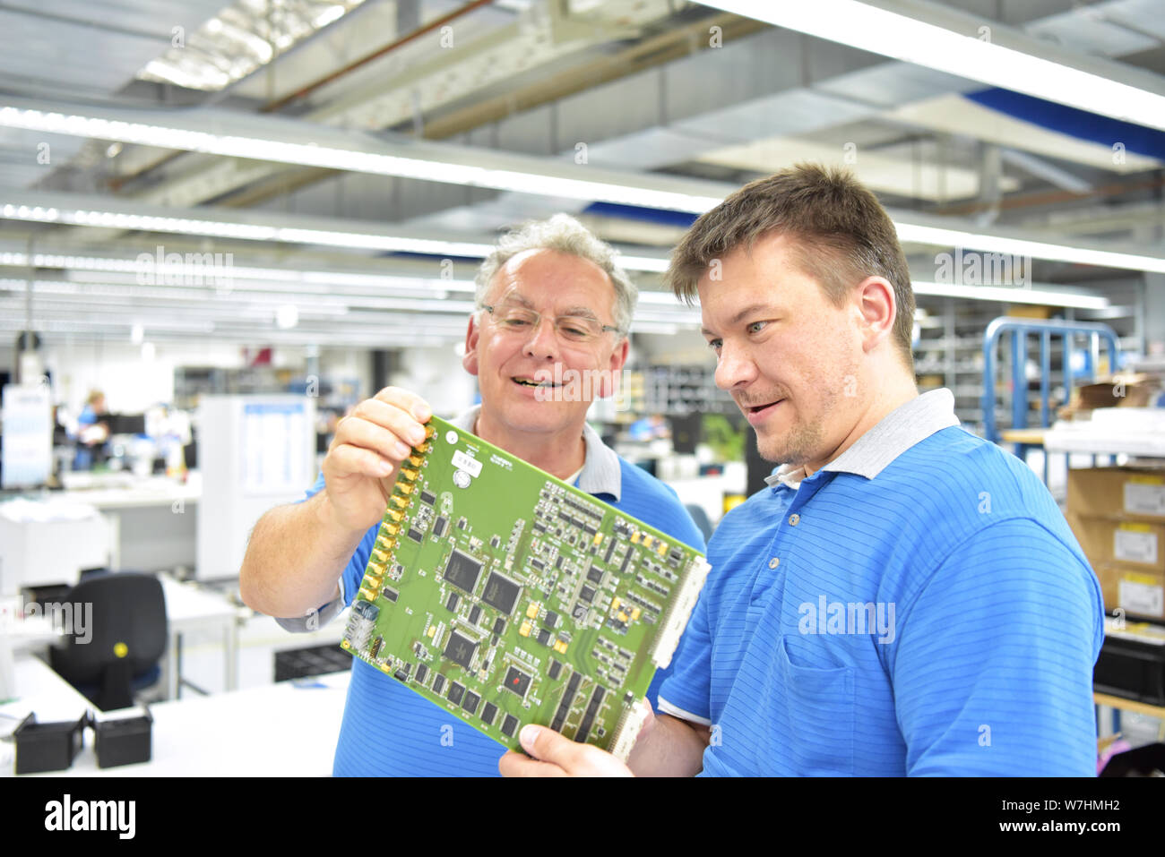 Qualitätskontrolle im Engineering in Teamarbeit - Mitarbeiter bei einer Sitzung - Herstellung von Elektronik in einem modernen industriellen Fabrik Stockfoto