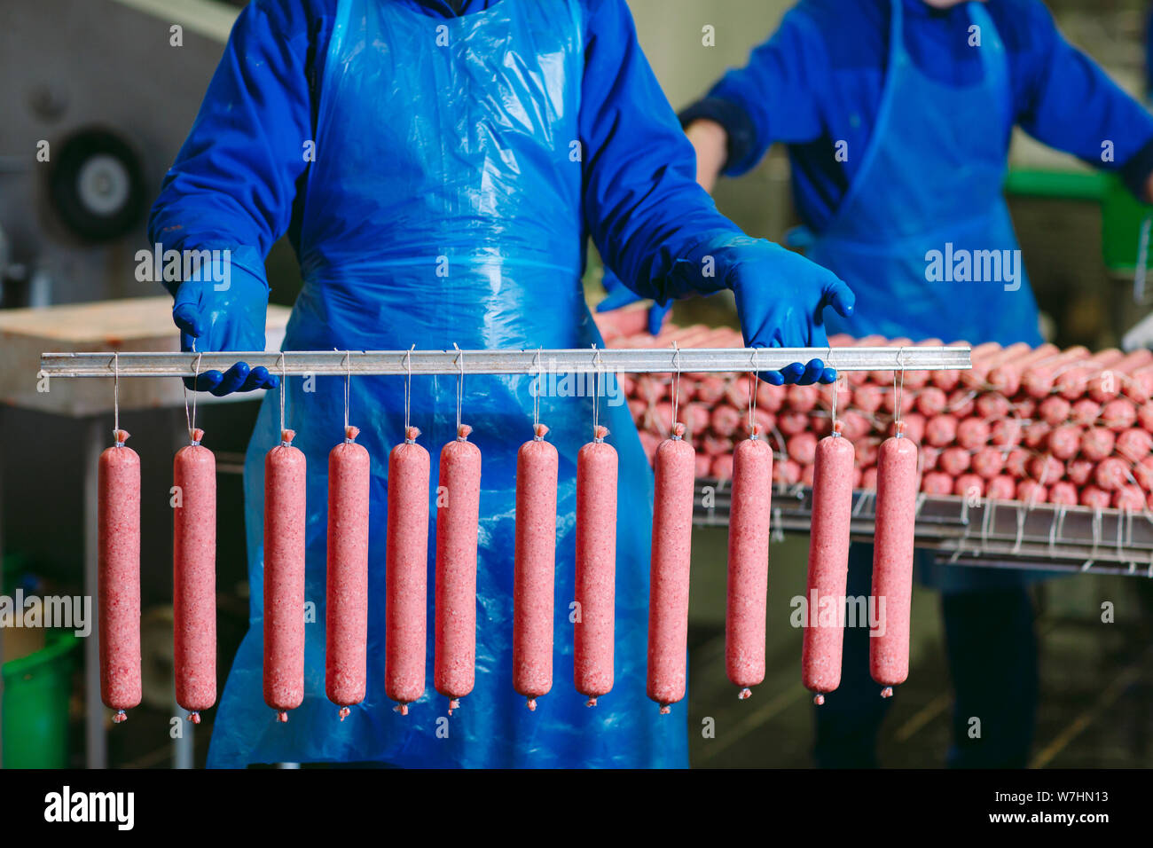 Die Würstchen, die Lebensmittelproduktion in der Fabrik. Stockfoto