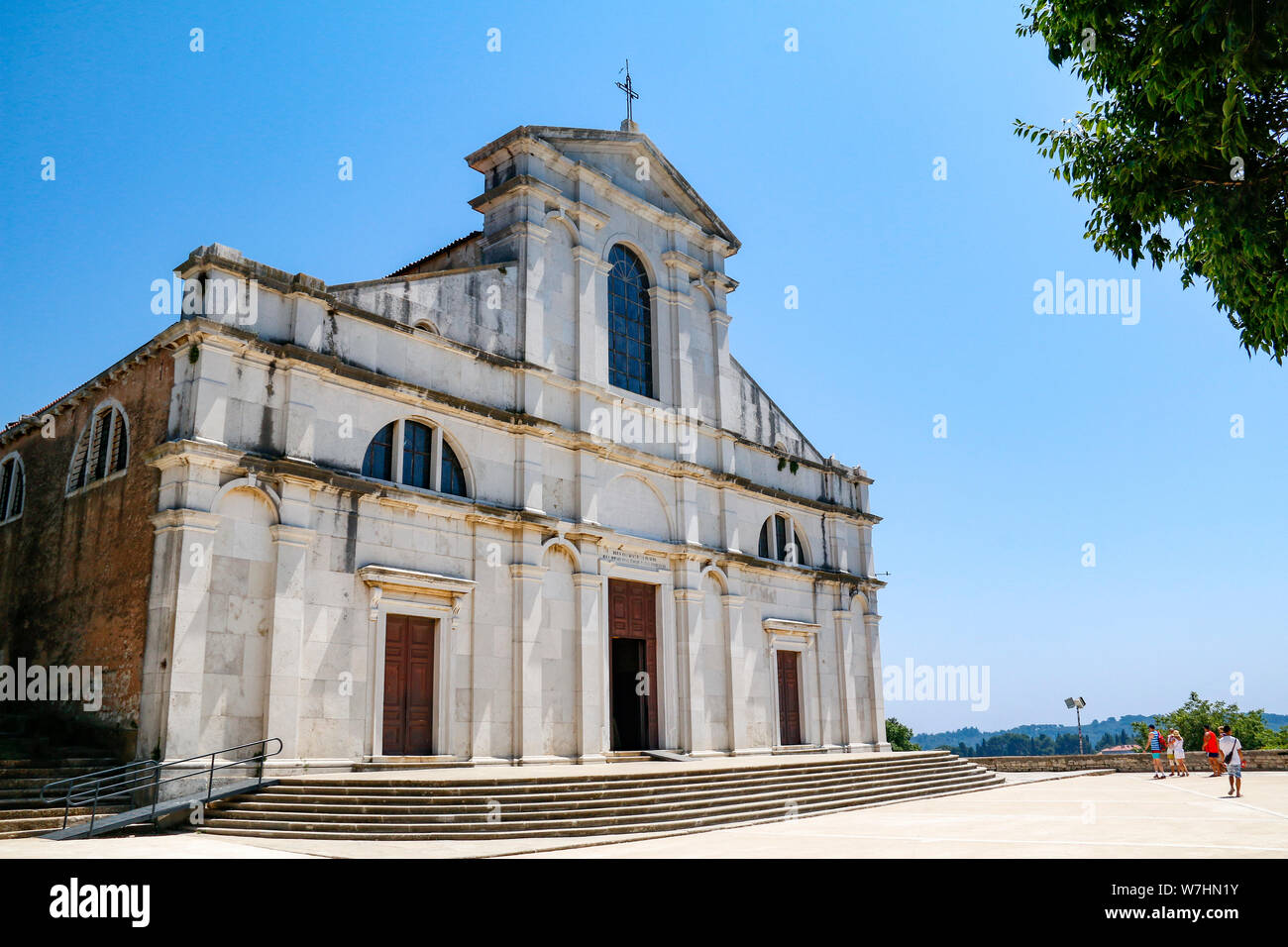 Vorderansicht der Kirche der hl. Euphemia in der Altstadt von Rovinj, Kroatien Stockfoto