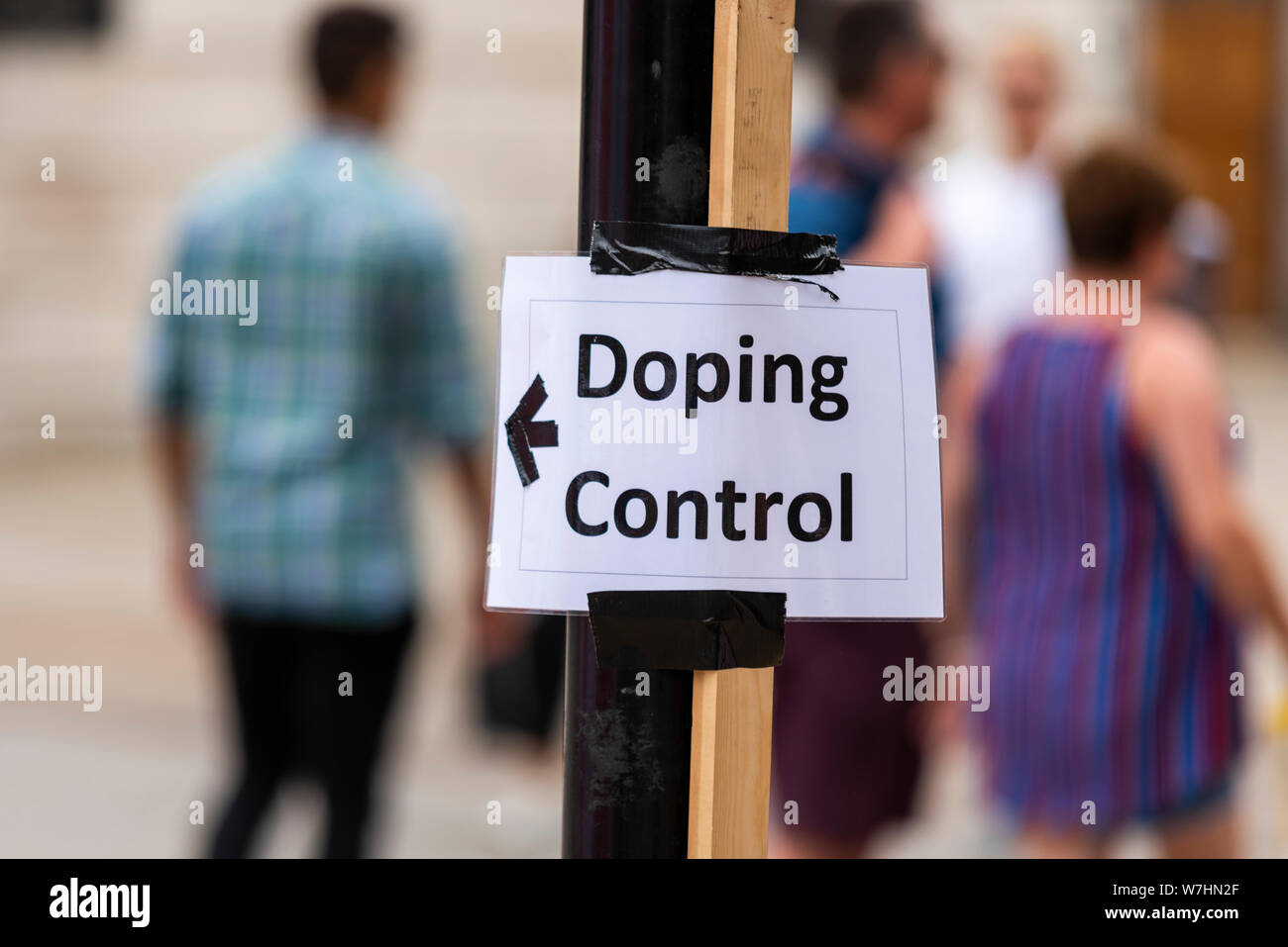 Doping control temporäre Papier unterzeichnen im Prudential RideLondon Classique Radrennen Stockfoto
