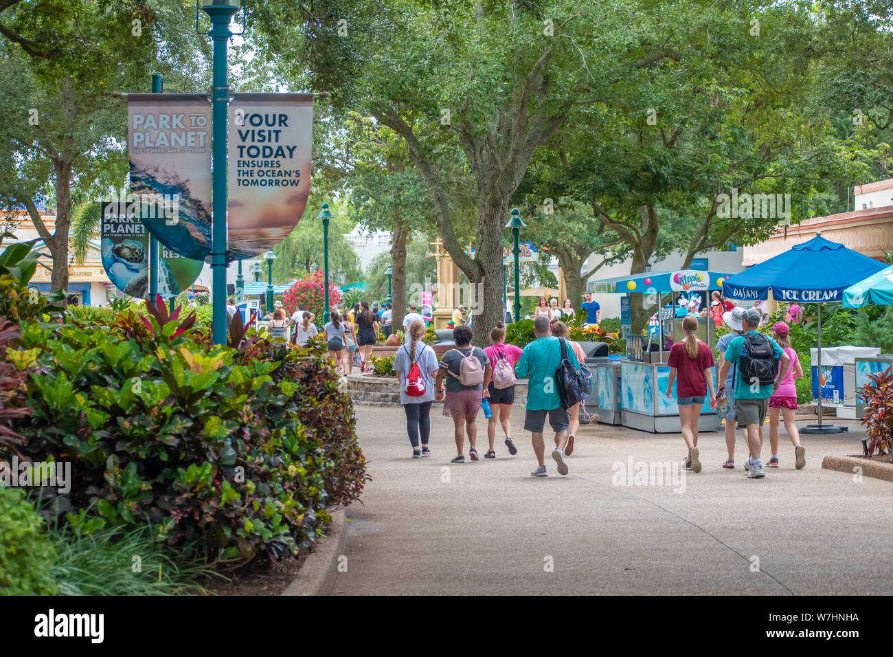 Orlando, Florida. Juli 26, 2019. Menschen zu Fuß auf dem Weg nach Atlantis Bereich in Seaworld Stockfoto