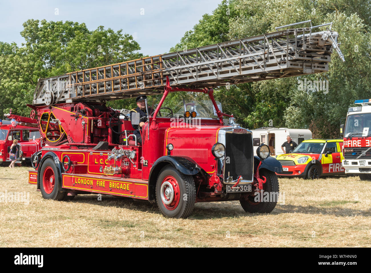 Classic Fire Engine auf der Odiham Feuershow, 2019, in Hampshire, Großbritannien. Ein 1937 Leyland Metz TLP 101 ft Drehleiter Pumpe Stockfoto