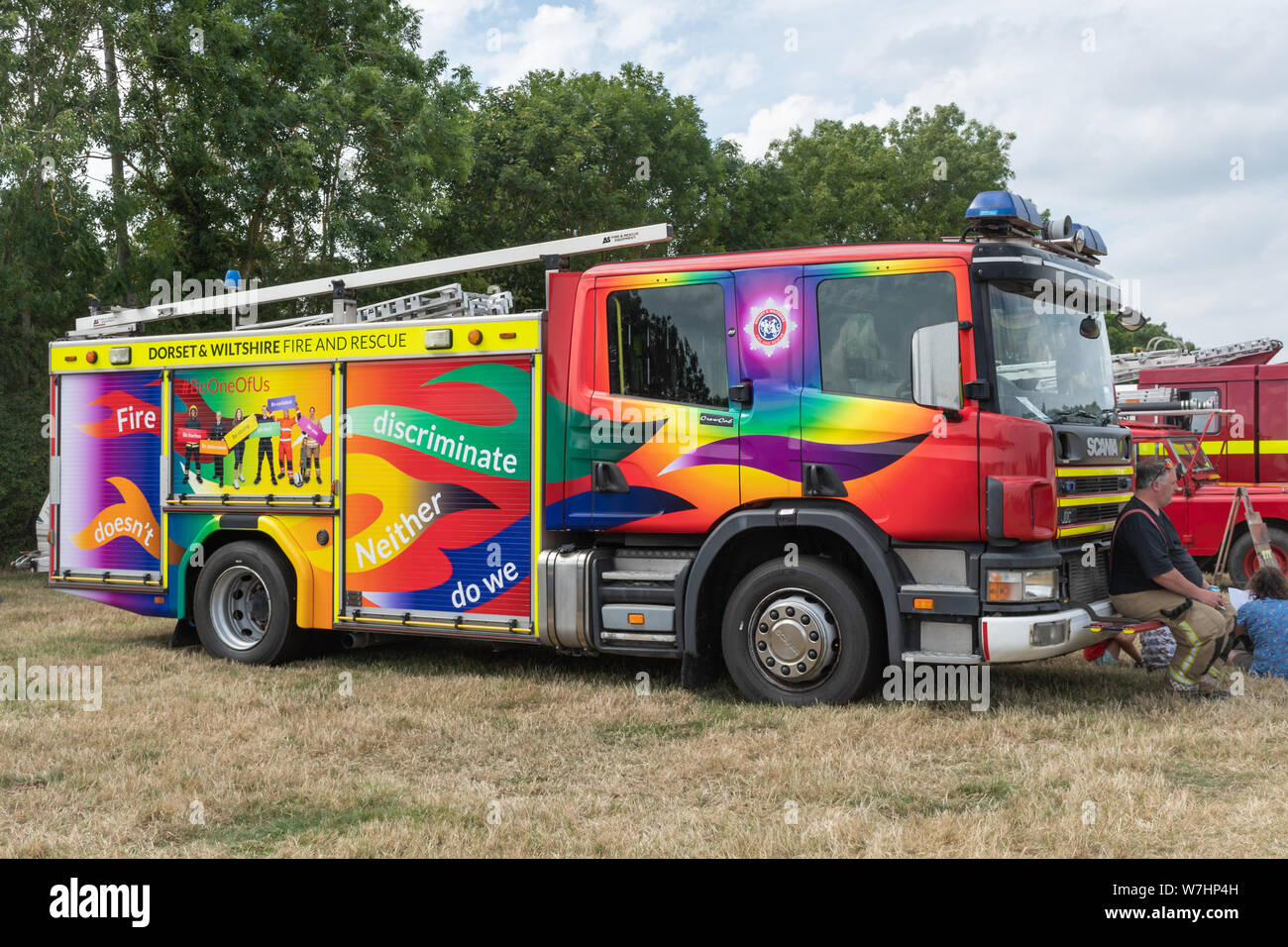 Löschfahrzeug mit Stolz Regenbogenfarben bemalt, mit Worten Feuer nicht diskriminieren, wir auch nicht auf sie, bei der Feuershow 2019 Odiham, Hampshire, Großbritannien Stockfoto
